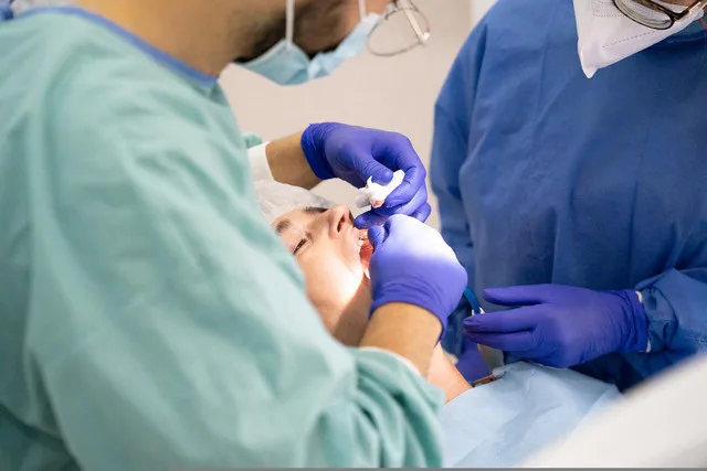 Co robić w przypadku poluzowania się implantu zęba